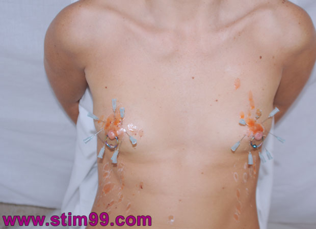 Extremer Brust Folter mit heier Wachs und Nadeln