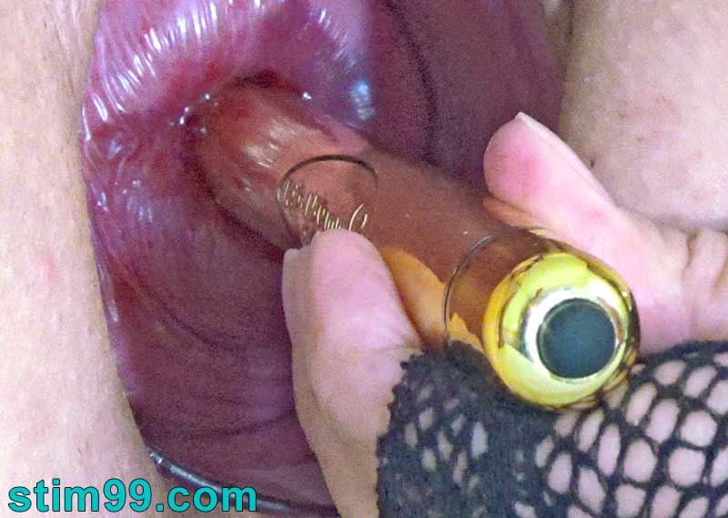 Vibrator im Uterus mit eingespritztem Sperma