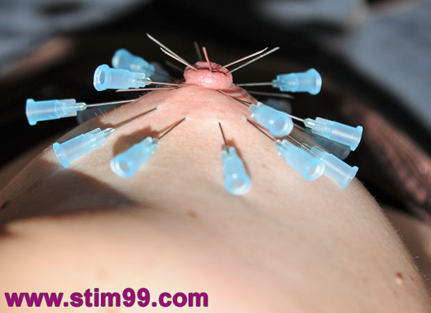 Extreme Folter mit Nadeln in Brustwarze