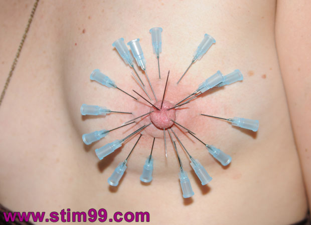 BDSM Extreme Folter mit Nadeln in Brustwarze